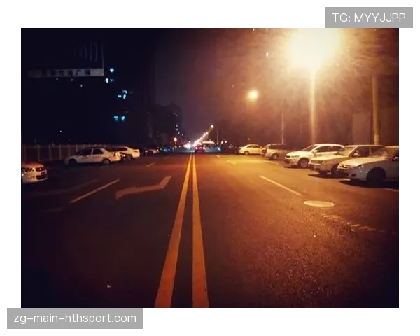 凌晨训练场的路灯下孤身跑步 凌晨训练场的路灯下孤身跑步